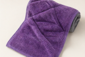 Why does a velvet towel shed lint, and what is the difference between it and the Doronkh towel?